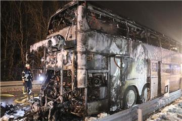 Ein Feuerwehrmann steht hinter dem ausgebrannten Reisebus auf der Bundesstraße 308 bei Oberreute. Foto: Benjamin Liss, NEWS5