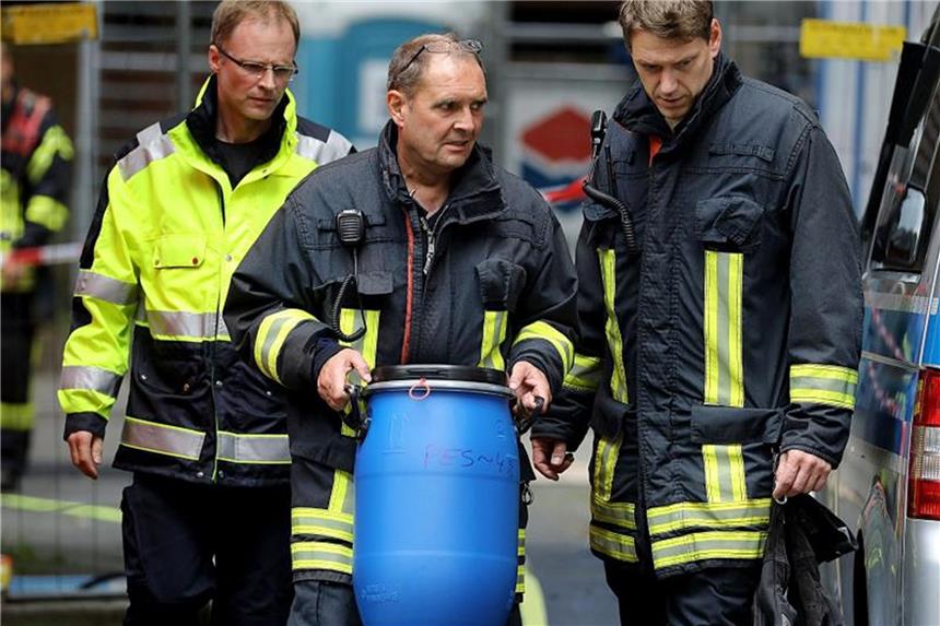 NRW-Verfassungsschutz: Andere Dienste im Internet weiter Ein Feuerwehrmann trägt vor dem Wohnkomplex Osloerstr. 3 in Köln-Chorweiler eine Tonne heraus. Foto: Oliver Berg/Archiv