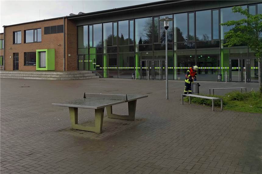Marga-Spiegel-Sekundarschule: Und wieder brennen Mülltonnen Ein Feuerwehrmann untersucht die verkohlten Überreste.
