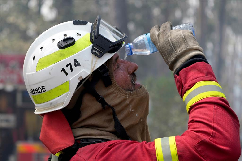 Waldbrände wüten in beliebten Urlaubsregionen in Südeuropa Ein Feuerwehrmann wäscht sich in dem Dorf Colmeias in der Nähe von Leiria die Augen mit Wasser aus. Tausende von Feuerwehrleuten kämpfen in Portugal weiterhin gegen Brände im ganzen Land.