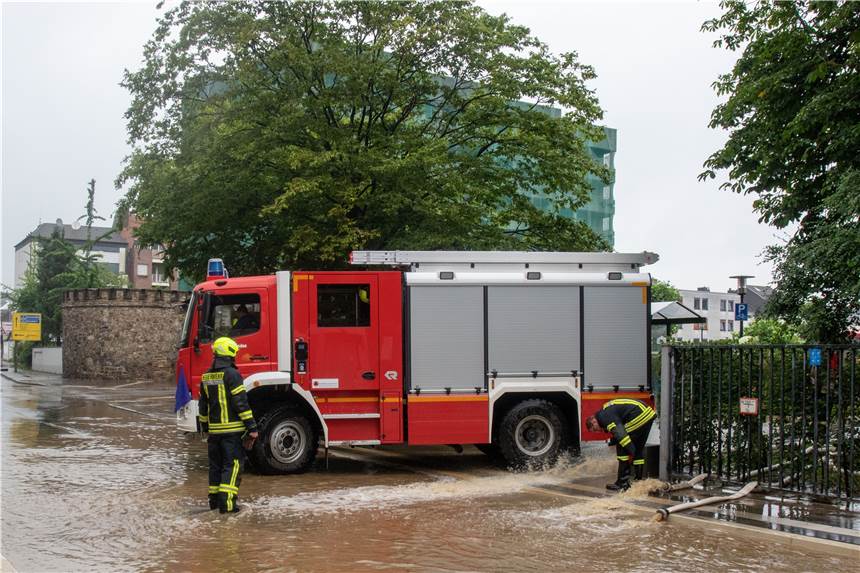 Mehr als 300 Rettungskräfte aus dem Kreis Borken helfen in Hochwasser-Gebieten Ein Feuerwehrwagen steht am Seiteneingang des Krankenhauses in Eschweiler. Auch aus dem Kreis Borken helfen viele Rettungskräfte in den Hochwasser-Gebieten.
