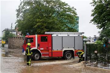 Ein Feuerwehrwagen steht am Seiteneingang des Krankenhauses in Eschweiler. Auch aus dem Kreis Borken helfen viele Rettungskräfte in den Hochwasser-Gebieten.