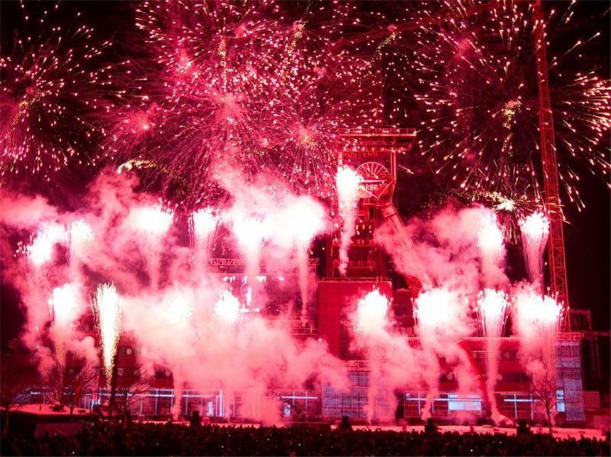 Ruhr.2010: Finale mit Feuerwerk und kalten Füßen Ein Feuerwerk...