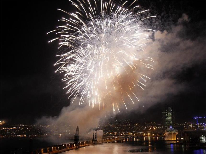 Kulturhauptstadt Marseille feiert Ein Feuerwerk für die Kulturjauptstadt Marseille. Foto: Guillaume Horcajuelo