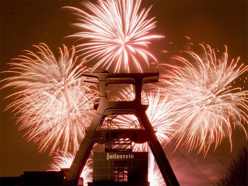 Kulturhauptstadt will kein Strohfeuer sein Ein Feuerwerk strahlte während der Eröffnungsfeier der Kulturhauptstadt "Ruhr.2010" in Essen.