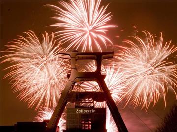 Ein Feuerwerk strahlte während der Eröffnungsfeier der Kulturhauptstadt "Ruhr.2010" in Essen.