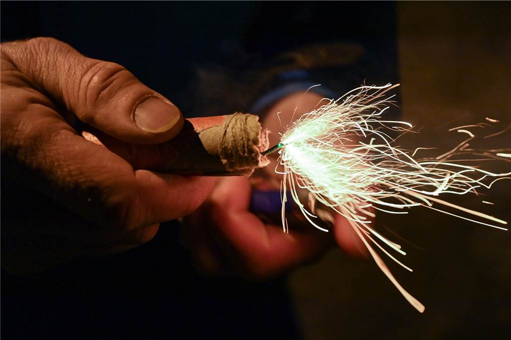 „Böllerei“ zu Silvesternacht: Feuerwehr und Klinikum warnen vor Gefahren Ein Feuerwerkskörper sollte niemals in der Hand gezündet werden, darauf weist die Heeker Feuerwehr ausdrücklich hin.