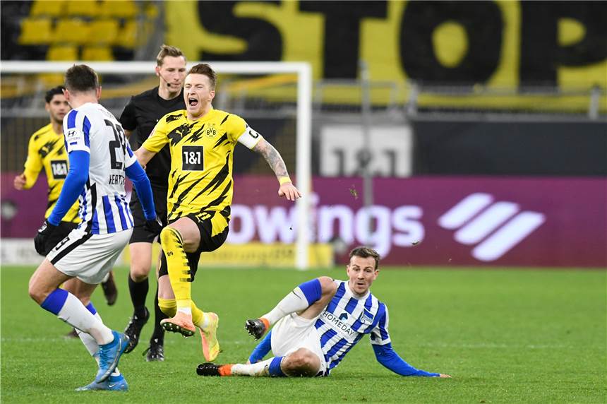 Ein fieser Tritt: Vladimir Darida (r.) foult BVB-Kapitän Marco Reus.