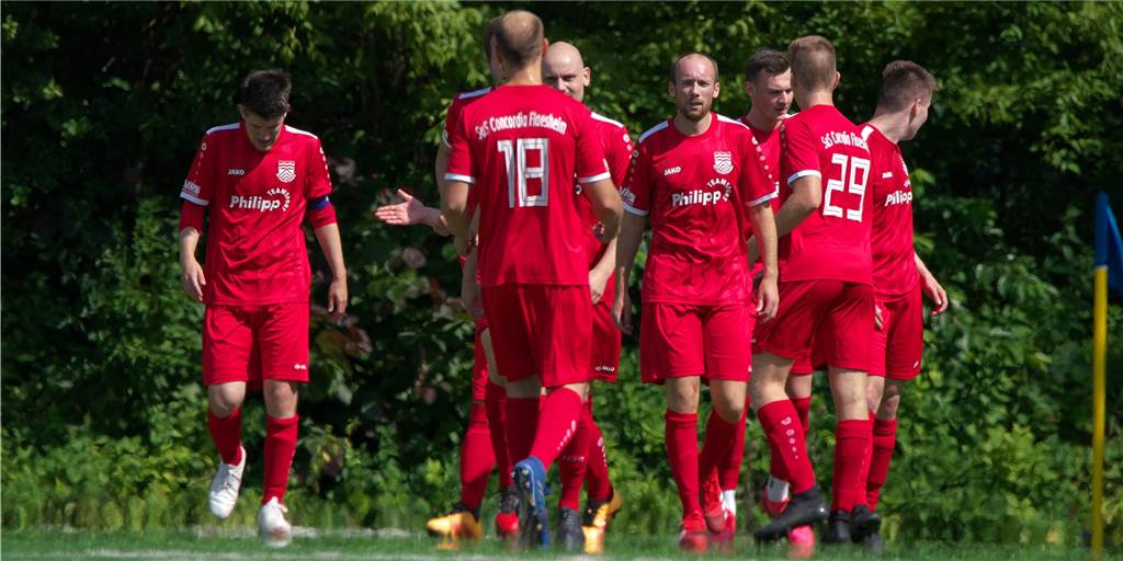 Ein Flaesheimer Spieler trifft am ersten Tag der Halterner Fußball-Stadtmeisterschaft zum ersten Mal in einem Spiel auf seinen jüngeren Bruder.