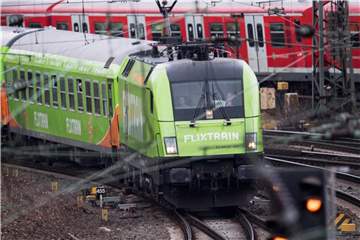 Ein Flixtrain fährt in den Hamburger Hauptbahnhof ein. Foto: Daniel Reinhardt