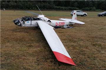 Ein Flügel des abgestürzten Segelflugzeugs riss bei der Notlandung ab.