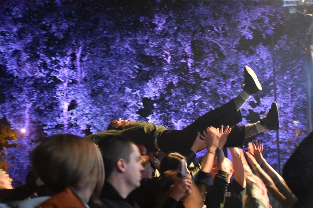 Mit vielen Fotos: Rockfield-Festival bringt den Stadtpark zum Beben Ein Flug über die Menschenmassen: Auch beim Rockfield Festival starteten einige mutigen Besucher das "Stage Diving".