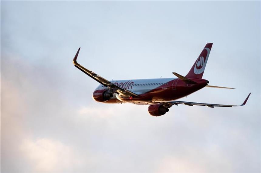 Nach Air-Berlin-Pleite: Noch immer Lücken im Angebot Ein Flugzeug der Fluggesellschaft Air Berlin startet am Flughafen. Foto: Marcel Kusch/Archiv