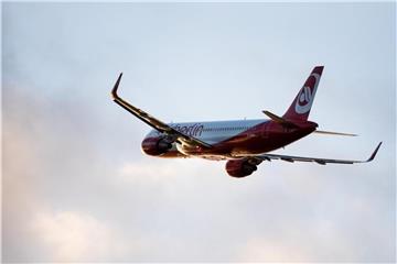 Ein Flugzeug der Fluggesellschaft Air Berlin startet am Flughafen. Foto: Marcel Kusch/Archiv