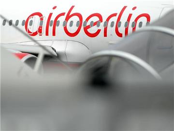 Ein Flugzeug der Fluggesellschaft Air Berlin steht in Berlin am Flughafen Tegel. Foto: Britta Pedersen/Illustration