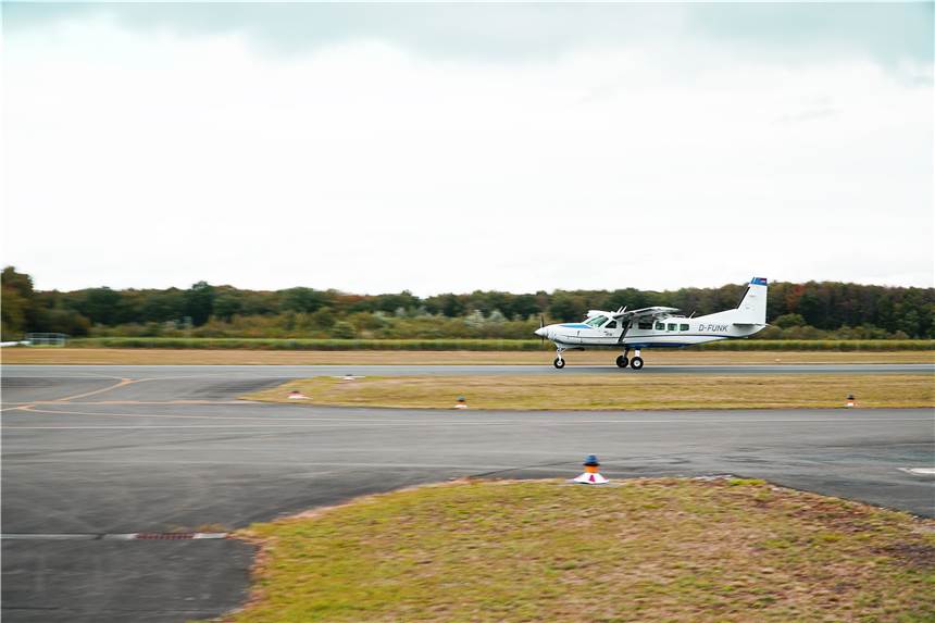 Aus für neue Fluglinie: Keine Flüge aus NRW zu den Ostfriesischen Inseln mehr Ein Flugzeug der Fluggesellschaft Meerexpress fährt auf der Landebahn des Flughafen Schwarze Heide bei Hünxe.