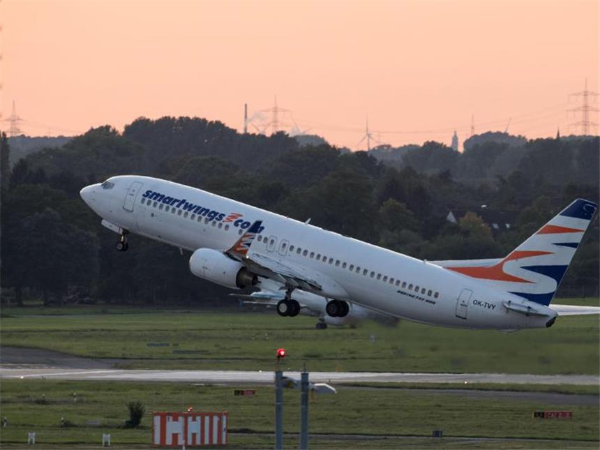 De Maizière verteidigt erneute Abschiebung nach Afghanistan Ein Flugzeug der Flugline Smart Wings mit abgeschobenen Flüchtlingen an Bord hebt in Düsseldorf mit Ziel Kabul ab. Foto: Bernd Thissen