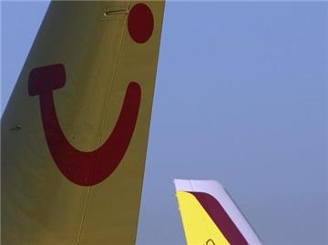 Ein Flugzeug der Gesellschaft TUIfly fährt auf dem Flughafen Köln-Bonn (Archivfoto).