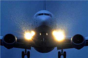 Ein Flugzeug der Lufthansa im Landeanflug. Foto: Julian Stratenschulte