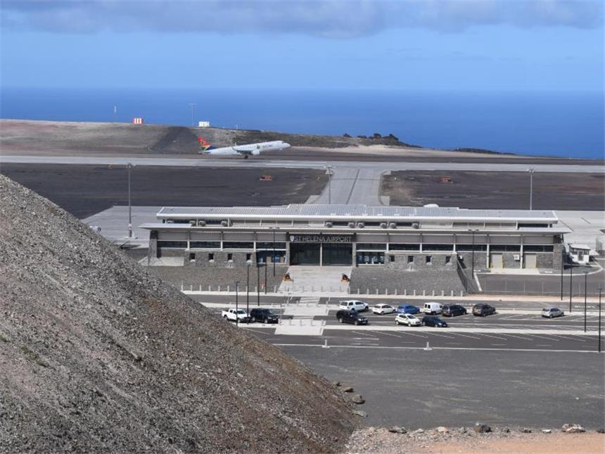 Neuer Flughafen auf Napoleons Verbannungsinsel Ein Flugzeug der südafrikanischen Fluggesellschaft Airlink beim Start vom Flughafen auf St. Helena im Südatlantik. Foto: SHG Airport Directorate
