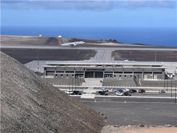 Ein Flugzeug der südafrikanischen Fluggesellschaft Airlink beim Start vom Flughafen auf St. Helena im Südatlantik. Foto: SHG Airport Directorate