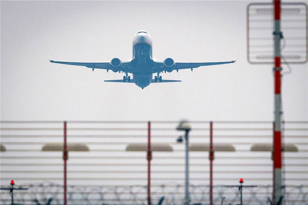 Der König von Thailand weckt Dortmunder (72) beim Nickerchen im Garten Ein Flugzeug des Typs Boeing 737-800: Mit solch einer Maschine donnerte Rama X. über das Haus von Reiner Dudziak.