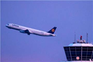 Ein Flugzeug startet am Flughafen in München. Das Terminal 2 des Airports in der bayrischen Landeshauptstadt wurde aus Sicherheitsgründen geräumt. Foto: Peter Kneffel/Archiv