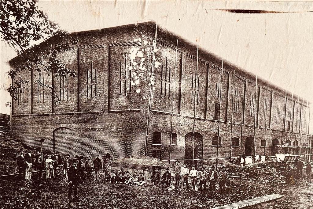 Imker kämpft um Lebenswerk: „Ich bleibe, bis das Gericht entscheidet“ Ein Foto aus dem Jahr 1898: Es zeigt den alten Schafstall, der zum Haus Sölde gehörte.