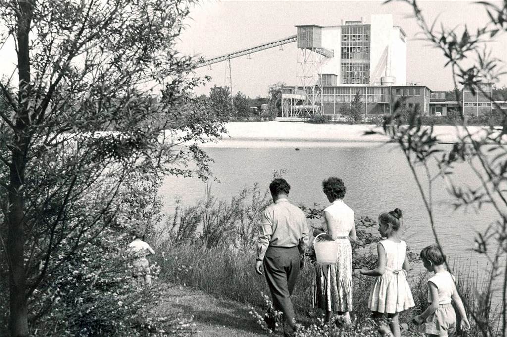 Quarzwerke betreiben seit 100 Jahren Tagebau in Sythen Ein Foto aus dem Jahr 1961: Eine Familie geht in der Nähe der Quarzwerke spazieren.