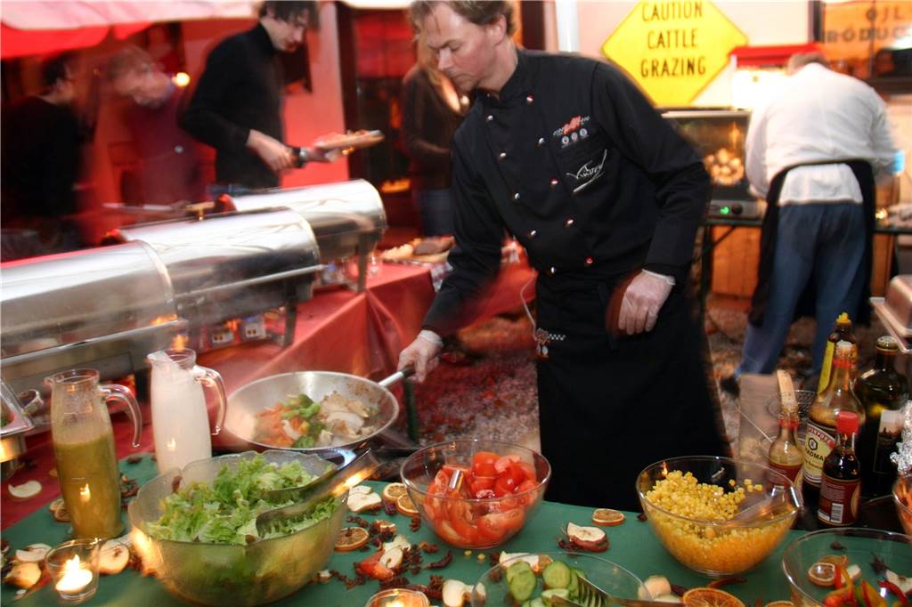 Road-Stop feiert 20. Geburtstag: Amerikanischer Lifestyle im Schatten Kaiser Wilhelms Ein Foto aus dem Jahr 2005: Einer der heutigen Geschäftsführer, Volker Kuehnrich, am Wok.