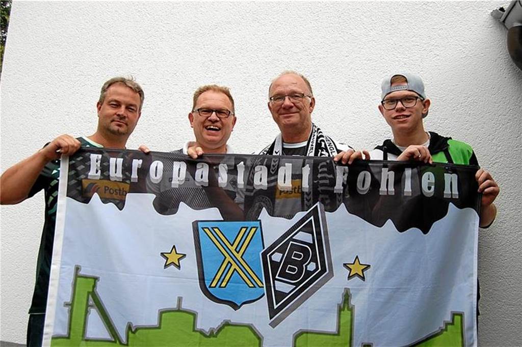 Castrop-Rauxeler Gladbach-Fans haben sich schon neuen Trainer ausgeguckt Ein Foto aus dem Jahr 2017: Diese Castrop-Rauxeler schwören auf die Elf vom Niederrhein: (v.l.) Friso Schürmann, Horst Hammelstein, Andreas Tolksdorf und Tristan Hammelstein sind im Fanclub „Europastadt-Fohlen“.