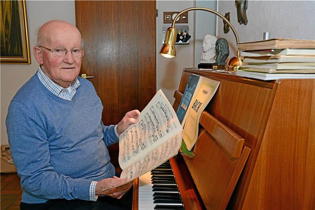 Eiserne Hochzeit im Hause Busch: Feier mit gesamter Familie geplant Tonius Busch sitzt mit Noten am Klavier