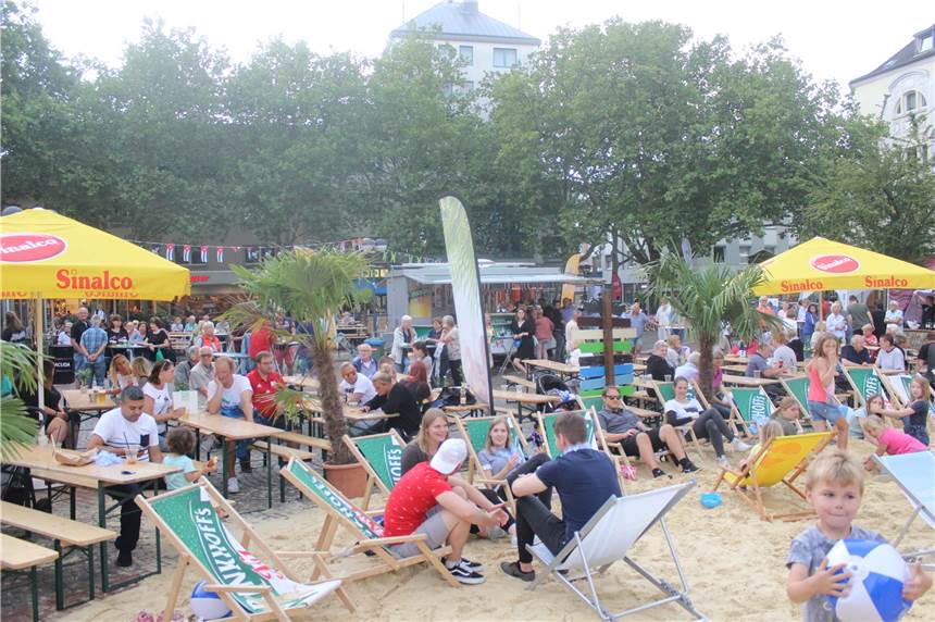Strand-Feeling mitten im Stadtteil: Karibik zu Gast auf dem Marktplatz Ein Foto aus dem Jahr 2019: jede Menge Sand und Klappstühle. So soll es auch 2021 wieder sein.