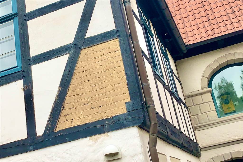 Große Schäden am Wasserschloss: Die Sanierung ist kompliziert Ein Foto aus dem Juli 2020. Die Platten aus dem alten Fachwerk lösten sich.