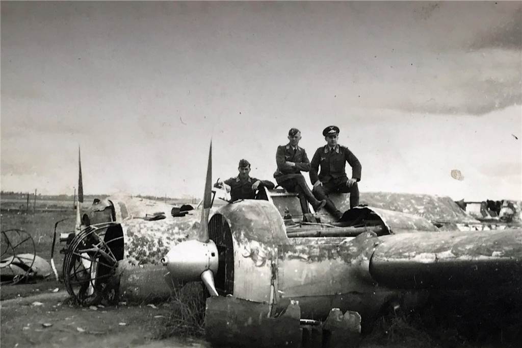 Wie die Bürger von Werne das Kriegsende 1945 erlebten Ein Foto aus dem Nachlass von Heinz Elberfeld zeigt den Soldaten aus Werne und seine Kameraden auf einem Flugzeugwrack an der Ostfront.