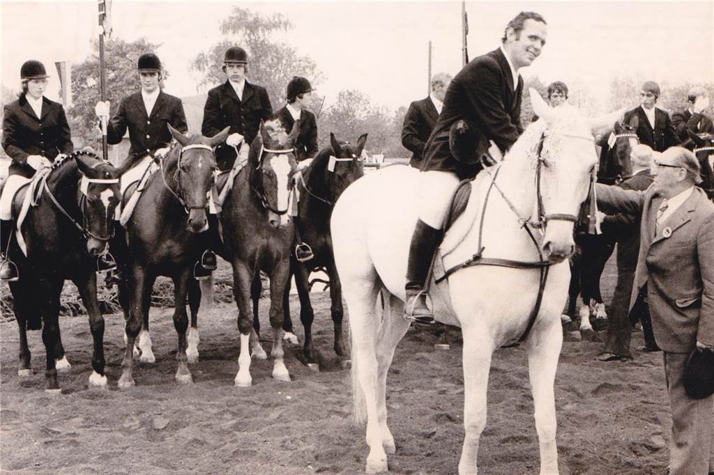 Bleibt Attraktivität 100 Jahre? Antworten aus dem Reitverein Legden Ein Foto aus dem Vereinsarchiv: Die Siegermannschaft von 1978 - Gewinner von Kreis- und Bezirksstandarte.