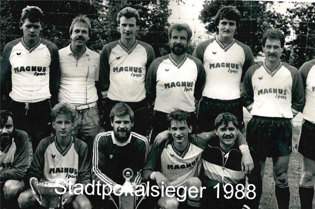 FC Oldenburg: Von der Thekenmannschaft zum B-Kreisligisten in 50 Jahren Ein Foto aus der Chronik: Im Jahr 1988 gewann der FC Oldenburg den Stadtpokal der Trimm-Mannschaften.