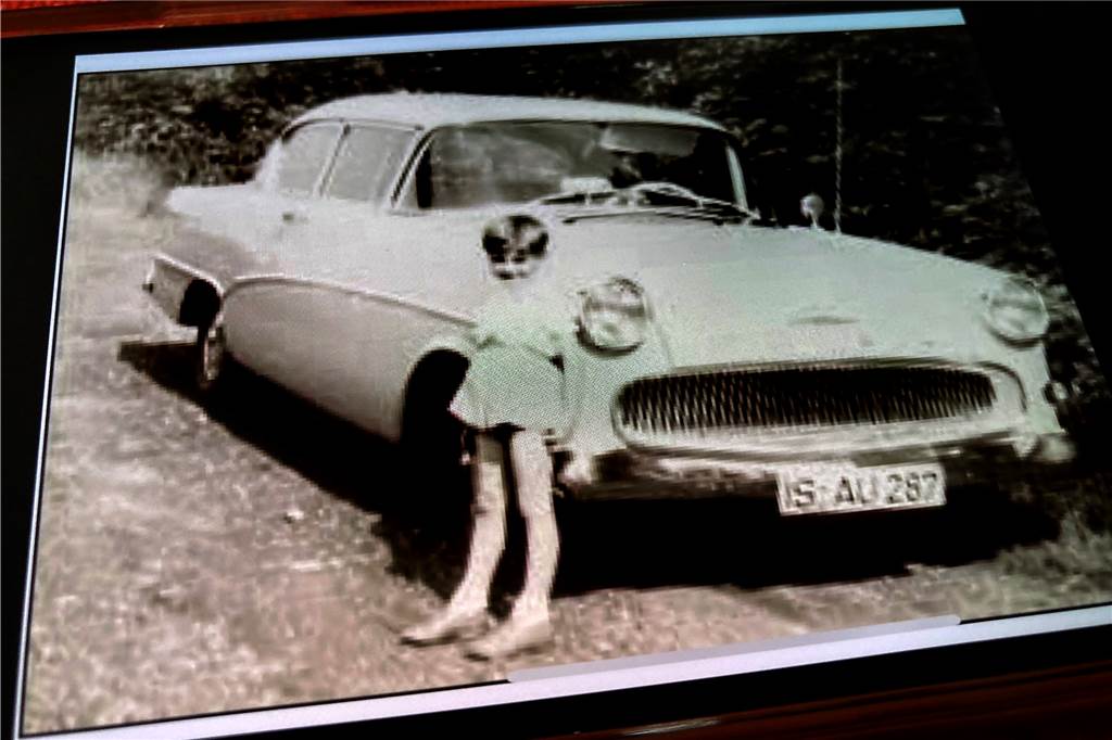 Taxi Salgert verkauft: Nachfolger lassen Geschäft mit Taxen einschlafen Ein Foto aus der Frühzeit des Taxi-Unternehmens kann Rolf Salgert auf seinem Handy zeigen: Im Vorschulalter posiert er vor dem Opel Rekord seines Vaters.