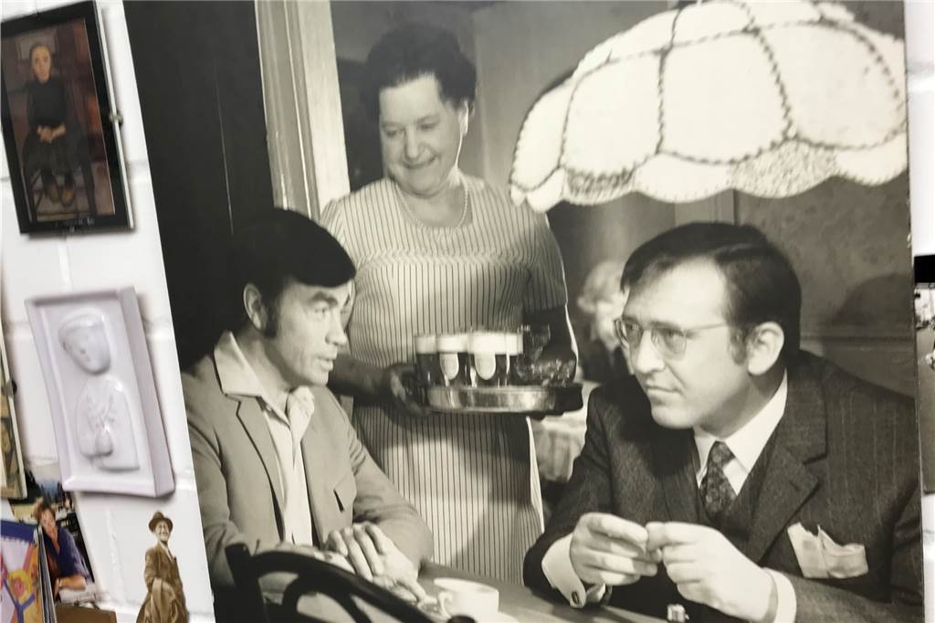 Zwei bekannte Gesichter: Der Tatort-Regisseur und der Tatort-Fotograf Ein Foto aus Helmut Orwats Arbeitsraum: Hier hängt ein Szenenfoto mit Claus Biederstaedt in einer Szene aus dem Schwarze-Film "Gefährliche Neugier", gedreht in der legendären Castroper Kneipe "Vatikan".
