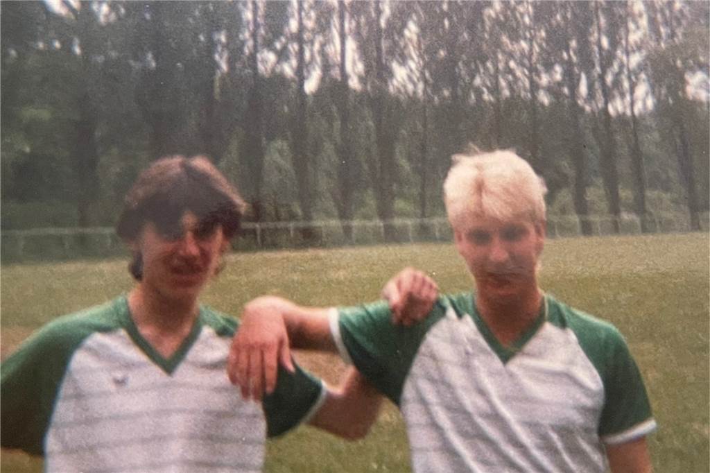 Über 100 Menschen kamen zur Trauerfeier von beliebtem Fußballer Gläß Ein Foto aus Kindertagen: Marc "Harry" Gläß mit Mario Niedzialkowski (v.l.) bei dem, was sie am liebsten taten: Fußball spielen