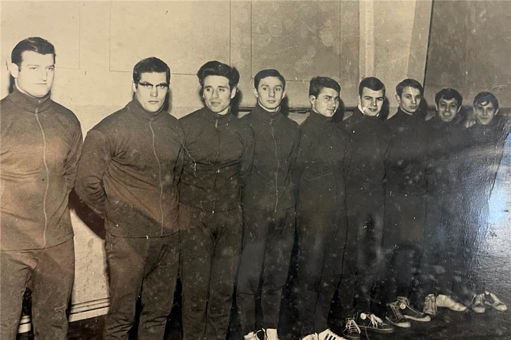 Zwei Ringer erinnern sich an verstorbenen Lothar Krietemeier Ein Foto aus uralten Zeiten. Lothar Krietemeier ist der Dritte von links