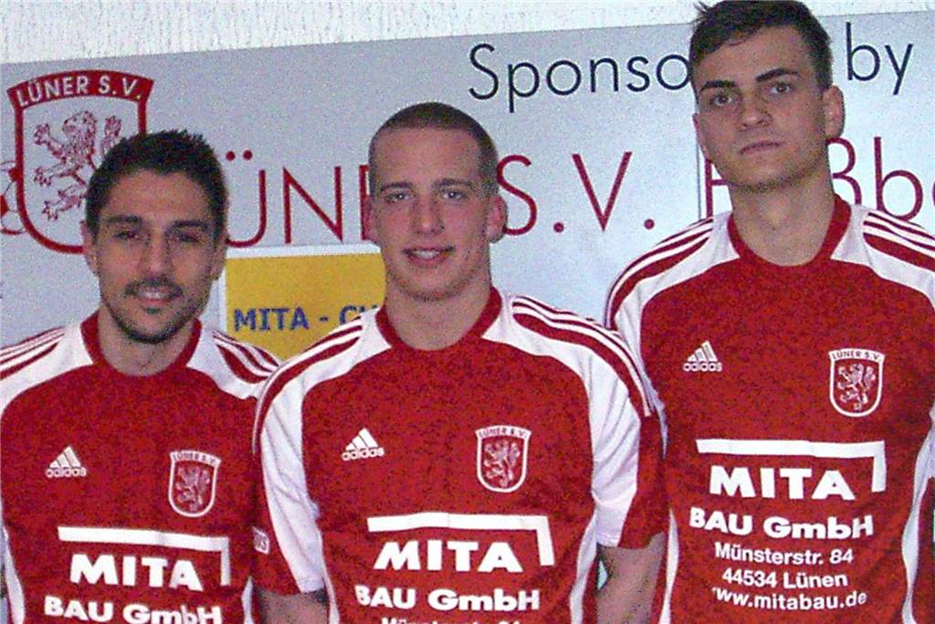 BW Alstedde: Neuzugang war schon in der Schule der beste Freund von Trainer Tim Hermes Ein Foto aus vergangenen Zeiten: Kim Sehrbrock (r.) bei seiner Vorstellung beim Lüner SV. Links neben ihm: Alsteddes heutiger Sportlicher Leiter Benedikt Kuhne und der heutige Trainer der SG Gahmen, Kadir Kaya (l.).