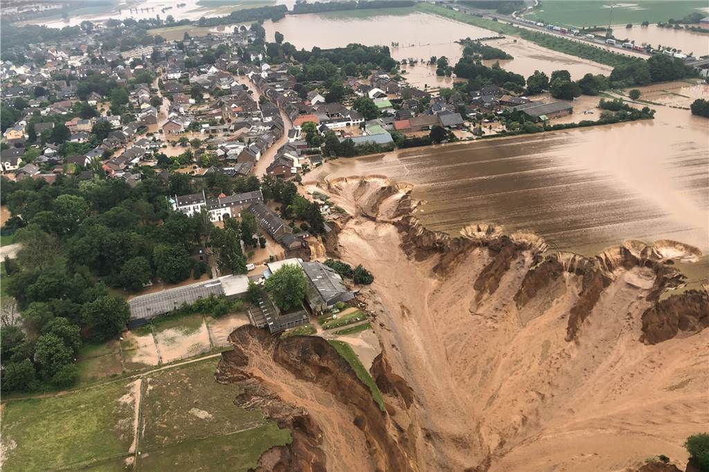 Halterner sammeln Hilfsgüter für Hochwasseropfer im Rhein-Erftkreis Ein Foto, das die Bezirksregierung Köln am Freitag über Twitter verbreitete, zeigt Überschwemmungen in Erftstadt-Blessem.
