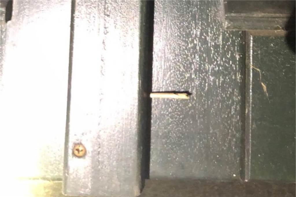 Einbruchs-Vorbereitungen in Sölde? Kreidezeichen verbreiten Angst Ein Zahnstocher klemmt in einer Tür.