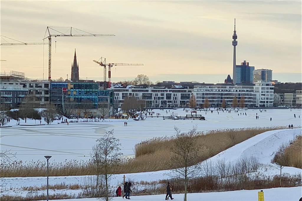 Dutzende auf dem Eis: Polizei muss eingreifen und sperrt Phoenix-See Ein Foto vom Wochenende: Leichtsinnige waren verbotenerweise auf der Eisfläche.