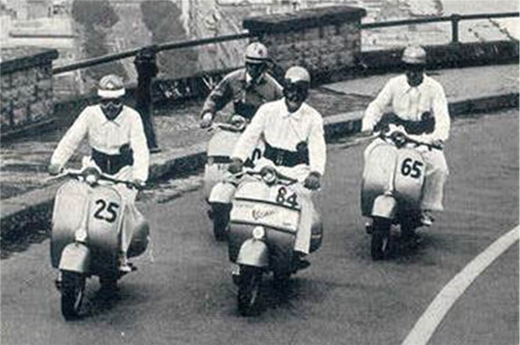Schnapszahlen-Geburtstag: Bernd Schlüter fand auf der Vespa sein Glück Ein Foto von Bernd Schlüters erfolgreichem Start mit der deutschen Mannschaft beim 2000 km langen „Drei-Meeres-Rennen" in Süditalien 1957.