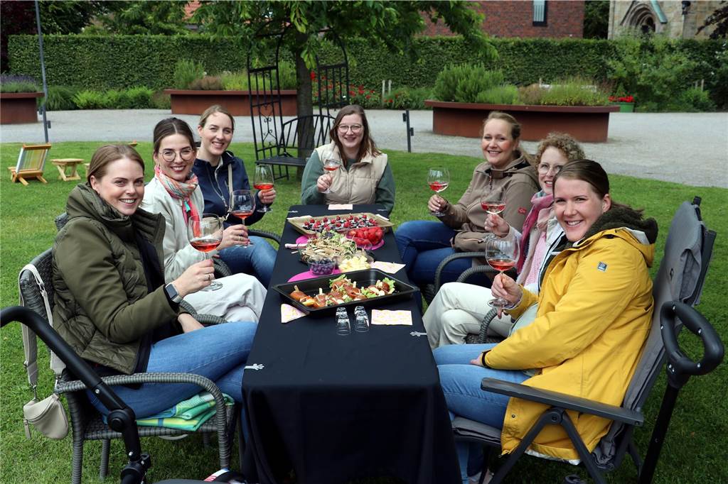 Ein Frauenstammtisch aus Weseke und Südlohn hat sich spontan zu diesem Besuch im Dahliengarten entschieden