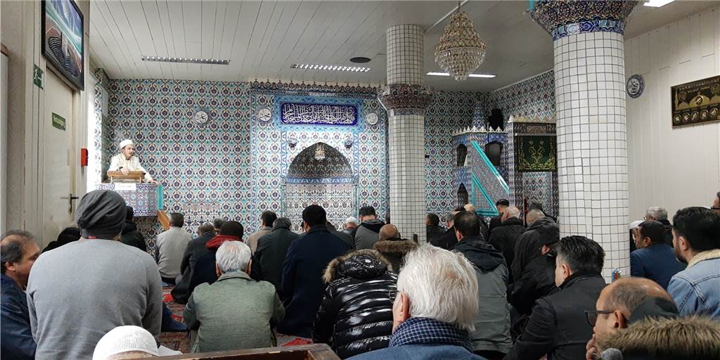 Expliziter Verzicht auf den Muezzin-Ruf ist ein Zeichen von Respekt Ein Freitagsgebet in der Mevlana Moschee Castrop-Rauxel. Der Ruf des Muezzin erklingt in der Europastadt in den Mauern der Gebetshäuser, nicht vom Minarett in aller Öffentlichkeit.