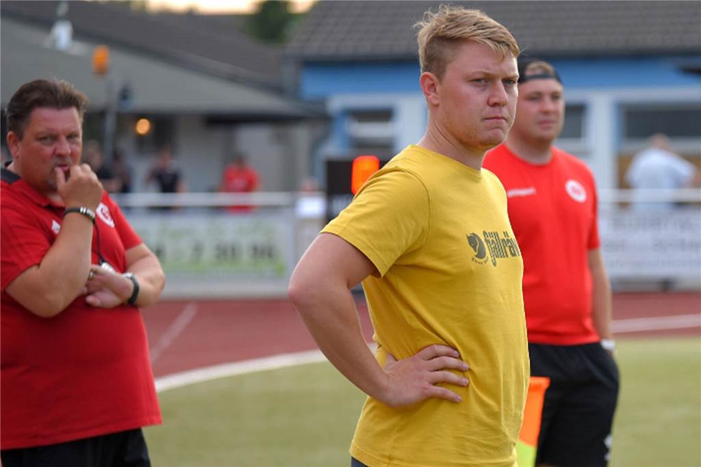 Arne Werner hat beim TuS Holzen-Sommerberg verlängert: „Wissen, was wir aneinander haben“ Ein Fußballtrainer am Spielfeldrand.