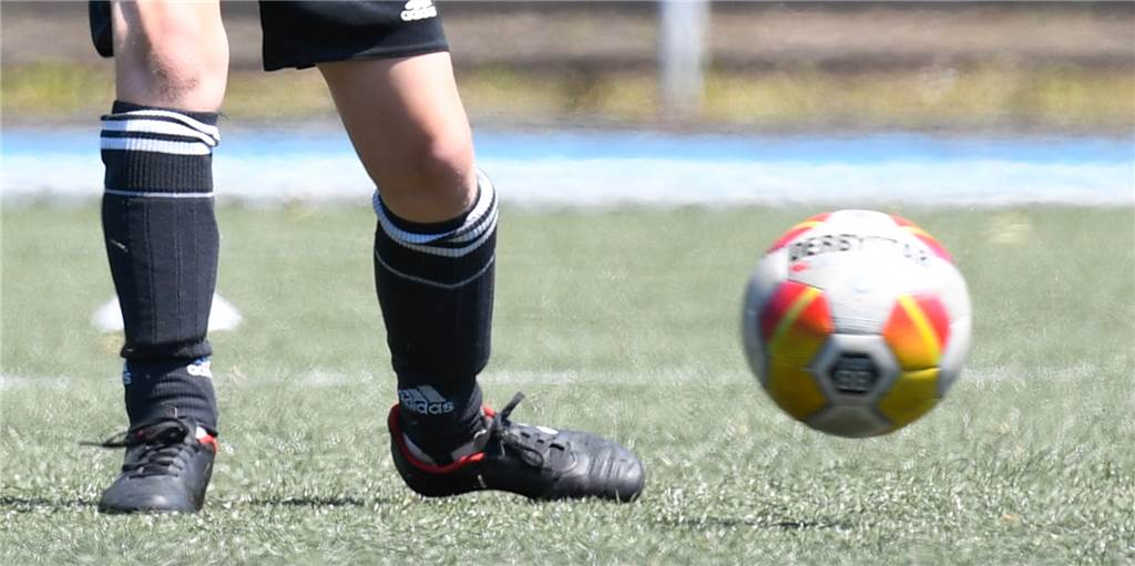 Anwalt von Rechtsterrorist sponsert Jugendteam – Verein kassiert Trikots ein Ein junger Fußballer schießt einen Ball.